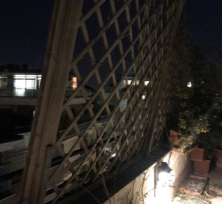 Rita Dalla Chiesa mostra il terrazzo distrutto dal vento: "A Roma si può vivere così?"