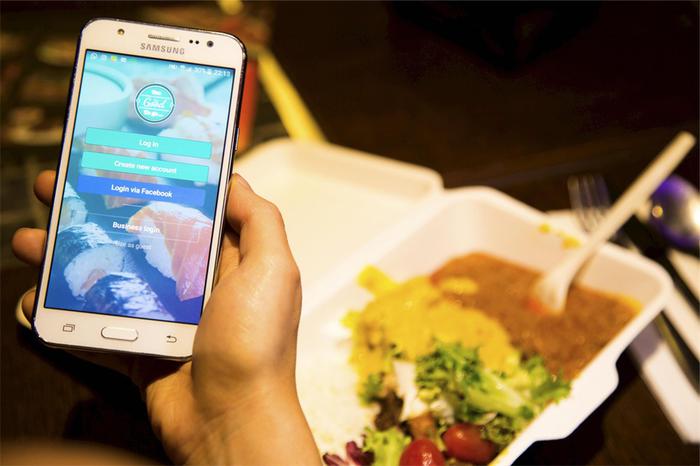 Smartphone a tavola, non è solo ineducato: più 15% calorie e 10% grassi