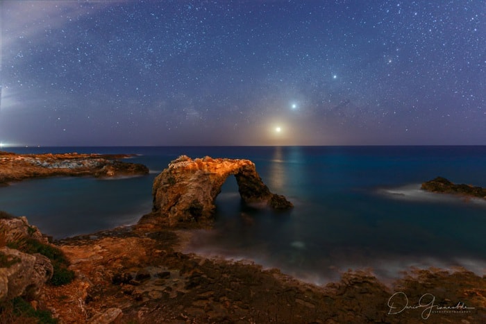 Sul mare di Siracusa, il cielo profondo in due scatti: comete, luna, pianeti, la Nasa premia due italiani