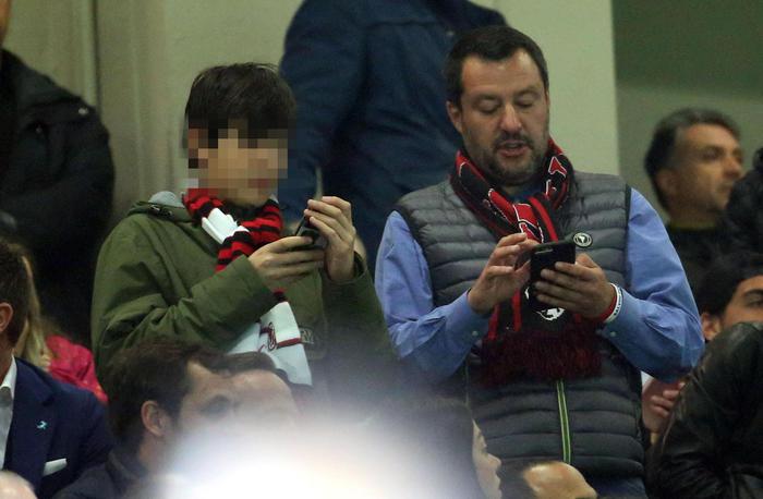 Matteo Salvini arriva allo stadio per Milan-Inter durante esibizione del rapper Ghali