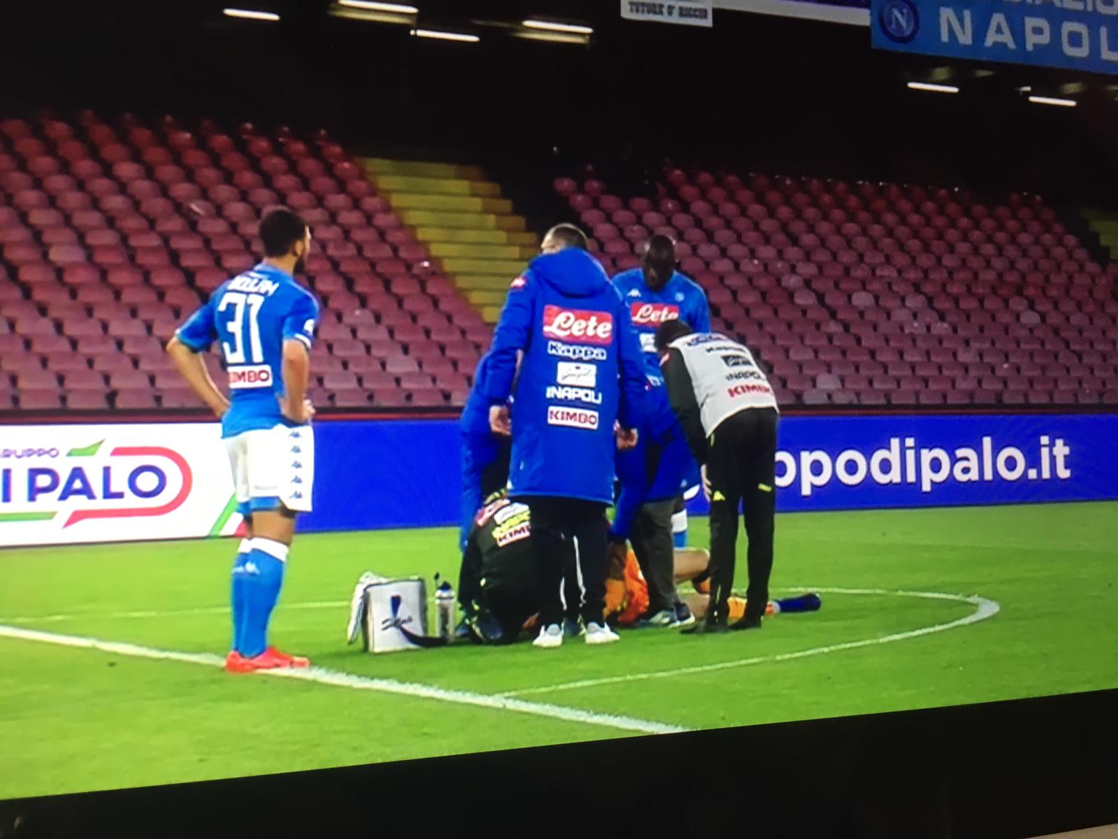 Ospina si accascia a terra durante Napoli-Udinese, portato subito in ospedale con ambulanza