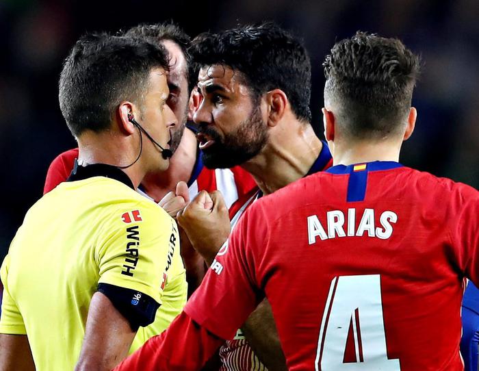 Diego Costa squalificato 8 giornate, ha insultato arbitro in Barcellona-Atletico: il suo campionato è finito