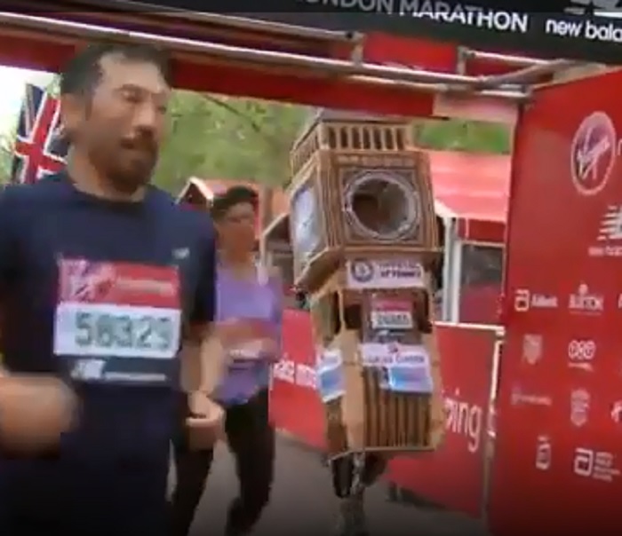 Maratona di Londra, si presenta con l'abito da Big Ben per entrare nel Guinness