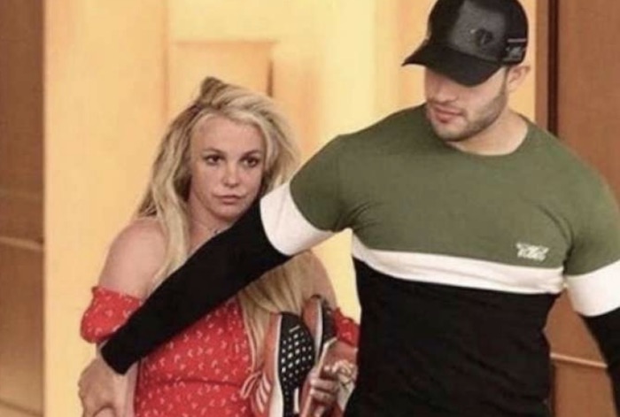 YOUTUBE Britney Spears esce dalla clinica col toyboy: il suo volto è smarrito