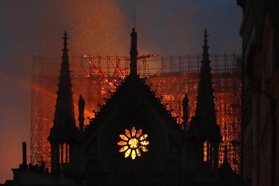 Notre-Dame, quell'incendio descritto da Victor Hugo nel 1831 (foto Ansa)