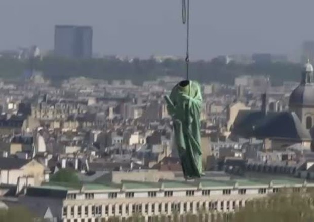 Notre-Dame: le 12 enormi statue che cinque giorni hanno preso il volo per il restauro