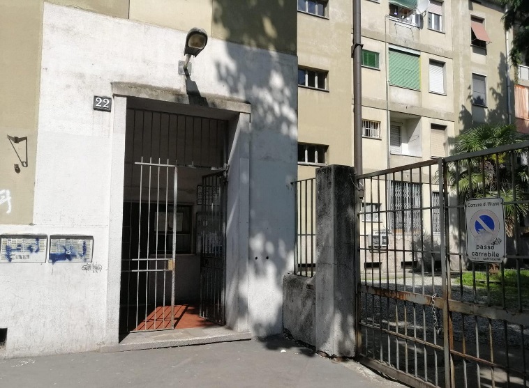 L'esterno del palazzo dove un bambino di 2 anni è stato trovato senza vita all'interno di un appartamento nella periferia ovest di Milano (foto Ansa)