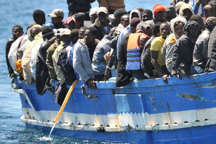 Un barcone di migranti