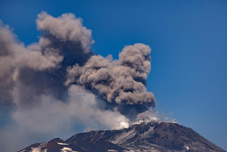 Etna torna in eruzione. Doppia colata di lava: "Nessun pericolo per i centri abitati" (foto Ansa)