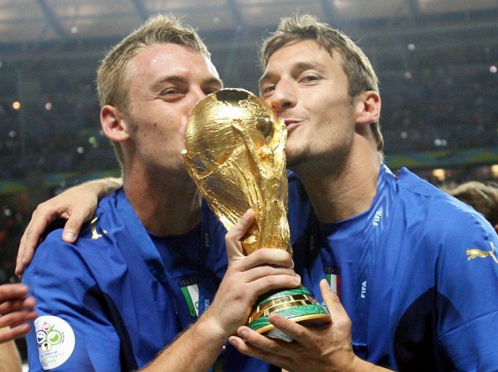 Totti: "De Rossi è un fratello. Era già capitano anche quando giocavo io"