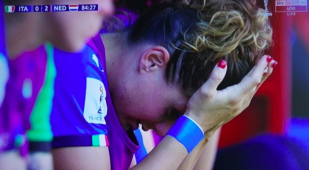Cristiana Girelli in lacrime, la foto simbolo dell' Italia Femminile: fuori dal Mondiale a testa alta