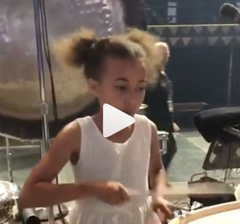 Lenny Kravitz fa suonare la batteria alla piccola fan VIDEO