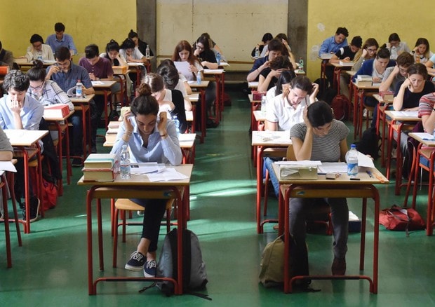 Maturità 2019, Bussetti: "No a schorts, infradito, cellulare e wifi. Si rischia l'espulsione"