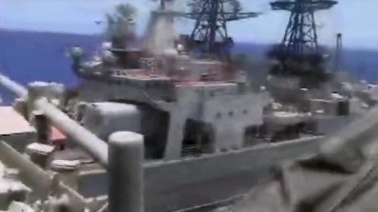 YOUTUBE Scontro sfiorato tra navi da guerra russa e Usa nel Pacifico (foto Ansa)