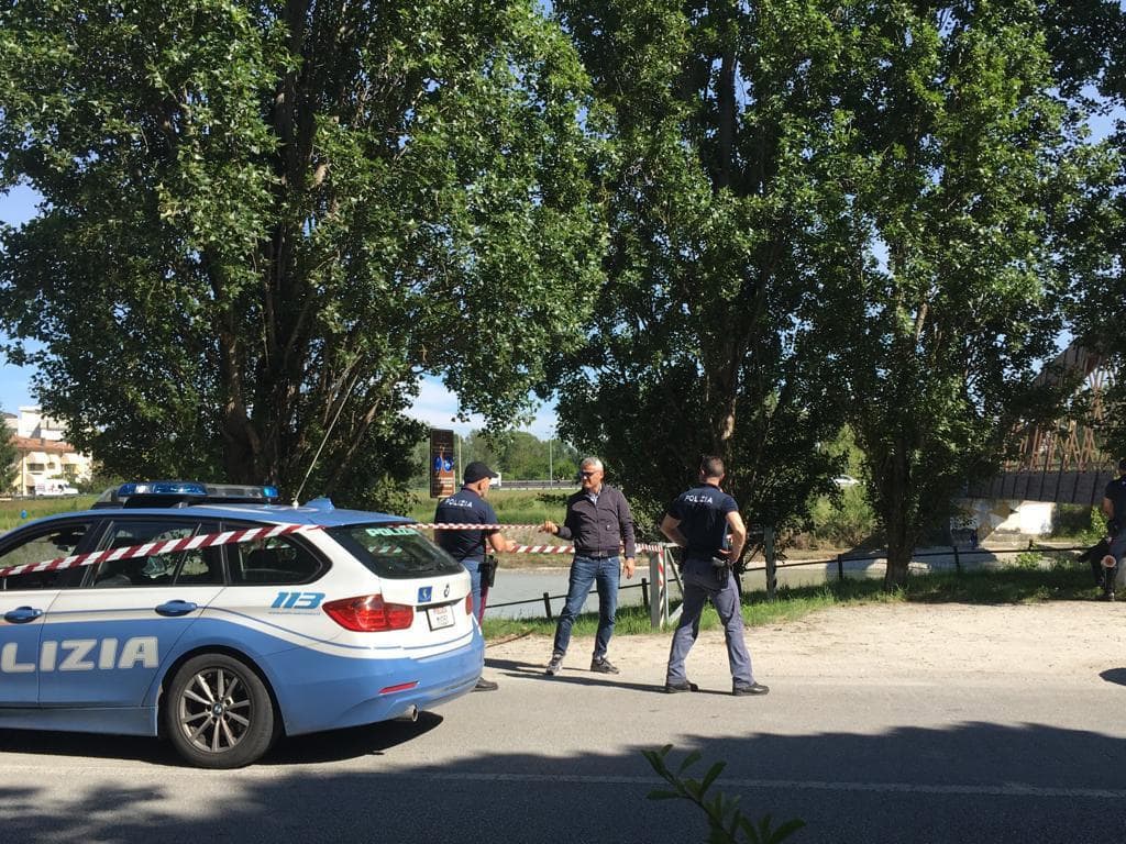 Rimini, auto non si ferma allo stop della polizia: inseguimento e sparatoria