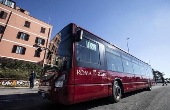 Roma, passeggera aggredita dall'autista Atac: "Zingara di m..." (foto Ansa)