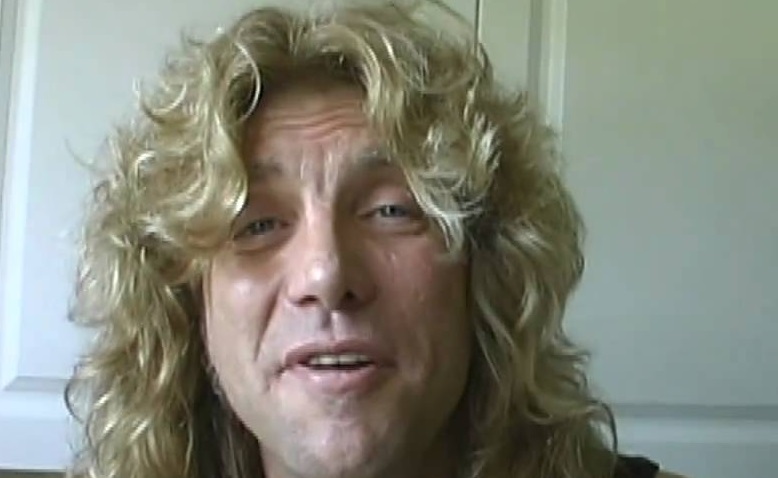 Steven Adler, l'ex batterista dei Guns N'Roses si è accoltellato allo stomaco