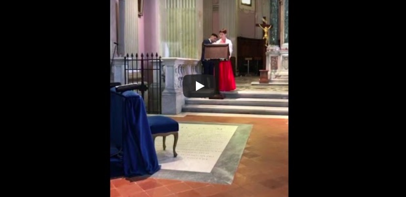 Tifoso recita inno Roma in chiesa, prete si infuria VIDEO