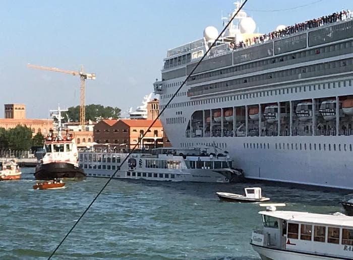 Venezia, nave da crociera Msc Opera finisce contro un battello turistico: 4 contusi VIDEO