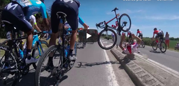 Périchon caduta rovinosa al Tour de France, a terra anche il compagno con la GoPro VIDEO