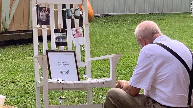 Al matrimonio della nipote si siede a pranzare davanti alla foto della moglie morta
