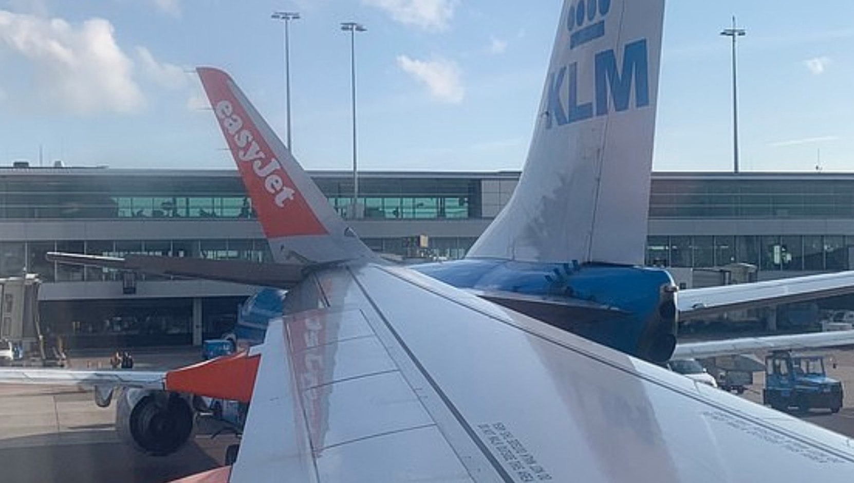 Amsterdam, aereo EasyJet finisce contro uno KLM sulla pista dell'aeroporto di Schipol