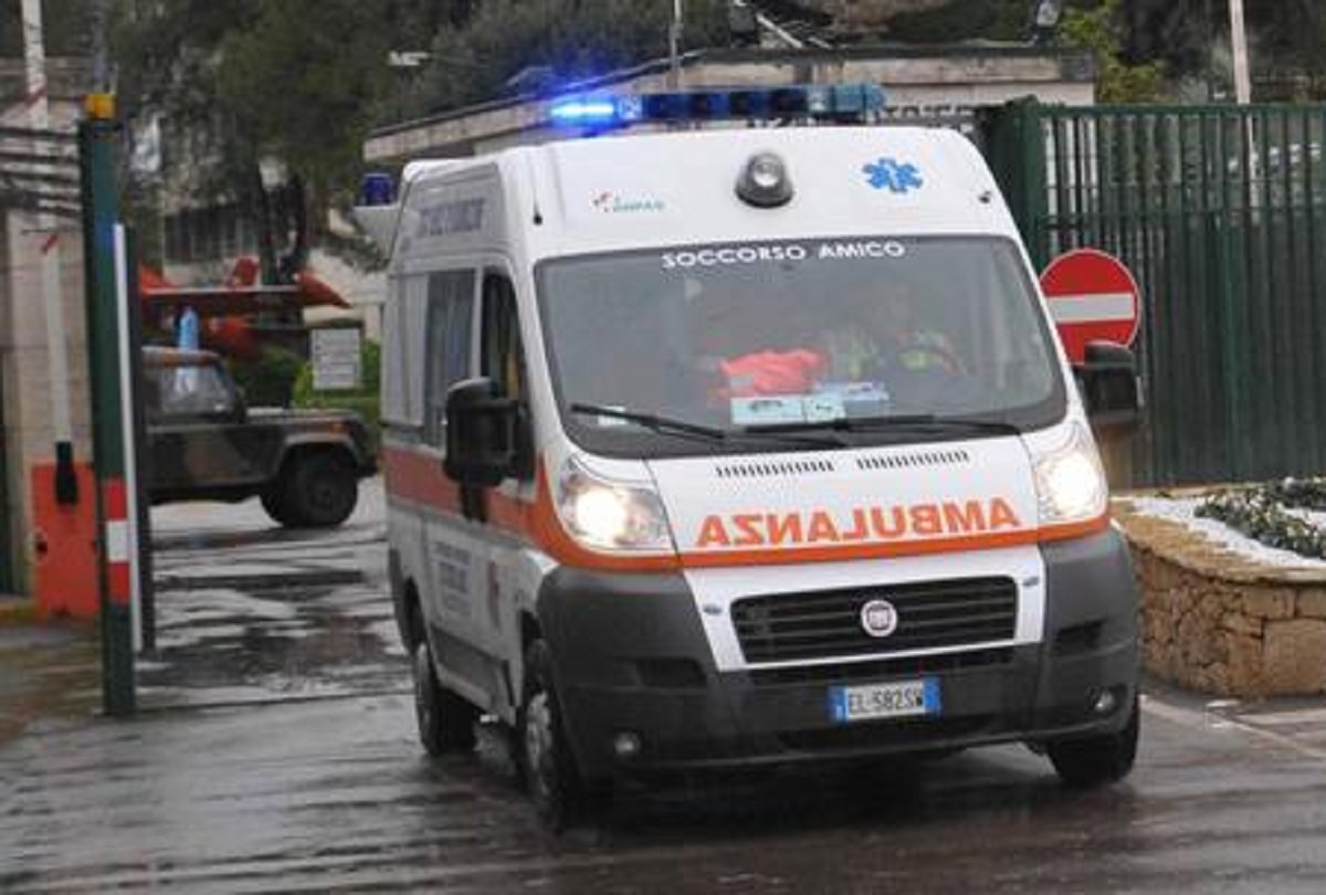 Un'ambulanza, foto Ansa