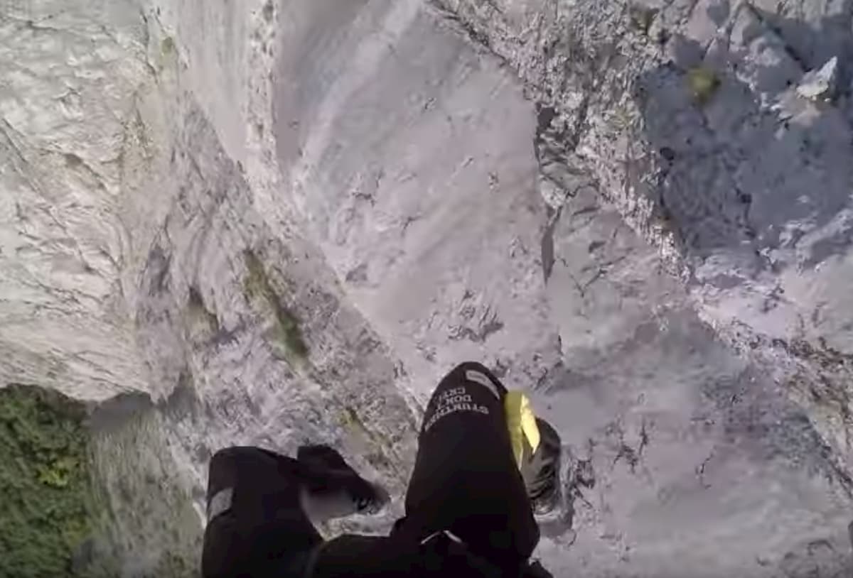 YOUTUBE Base jumper si schianta contro la parete del Monte Brento. Salvo per miracolo