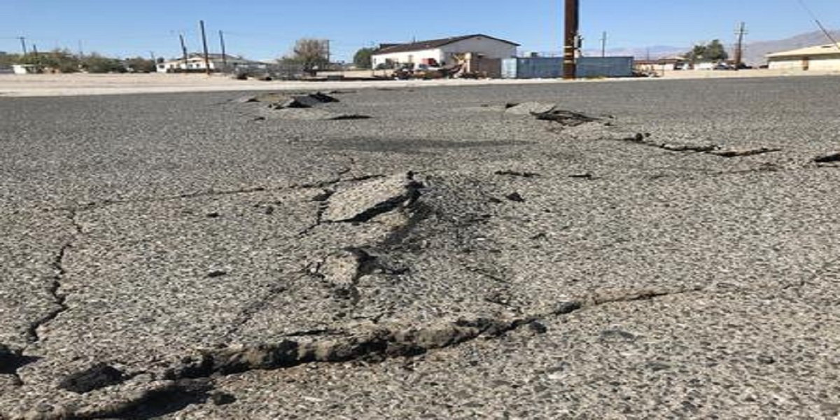 Una strada dopo una scossa di terremoto