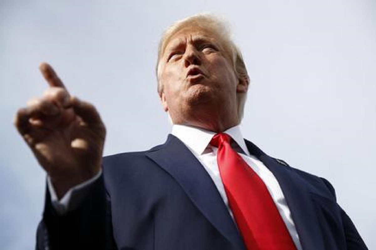 Trump occhi al cielo: "Io sono il prescelto". 2020, lo rieleggono o no?