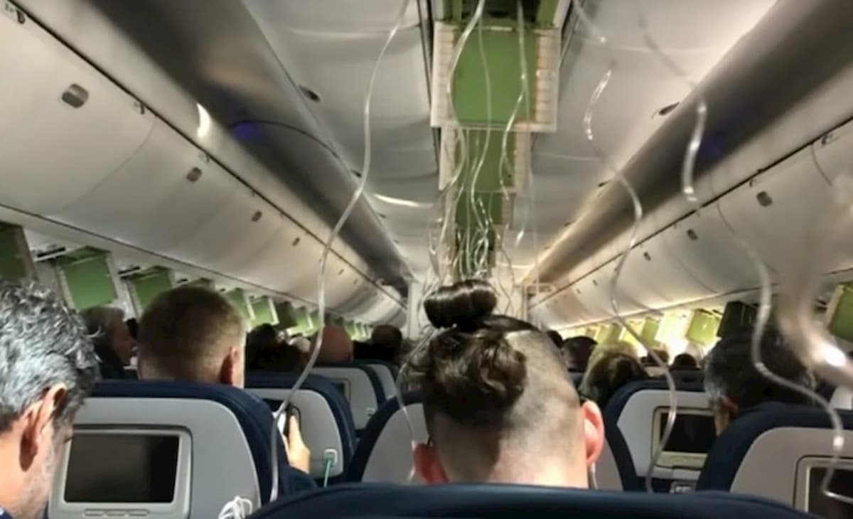 Le mascherine dell'ossigeno sono state azionate sul volo Delta