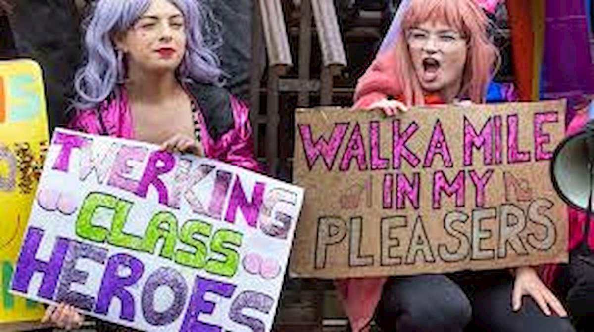 Spogliarelliste contro femministe a Sheffield