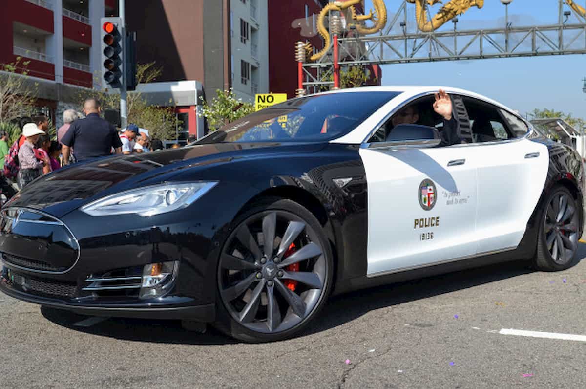 Usa, Tesla della polizia si scarica durante l'inseguimento e il sospettato fugge