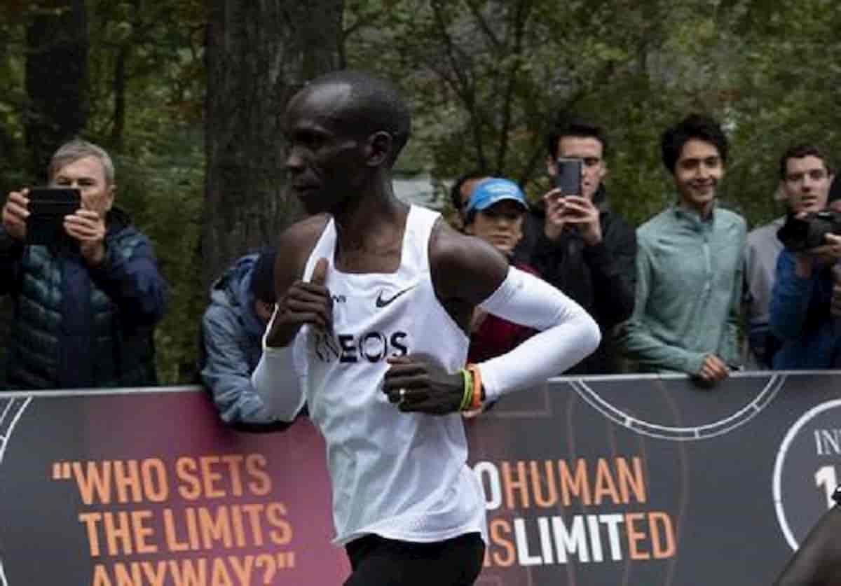 Eliud Kipchoge, primo uomo della storia a correre la maratona sotto le 2 ore