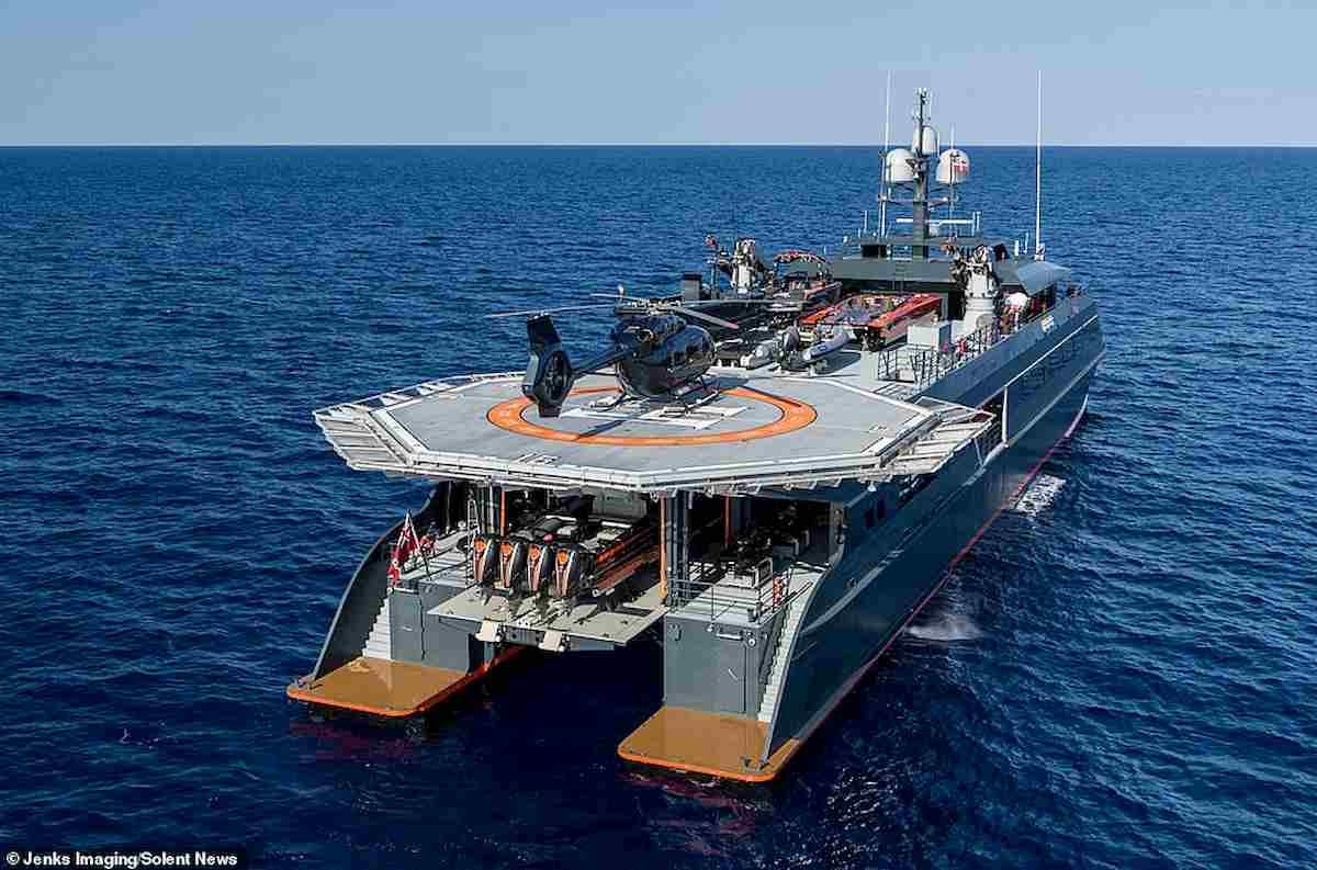Hodor, il super yacht di lusso che può ospitare moto d'acqua, quad e un sottomarino