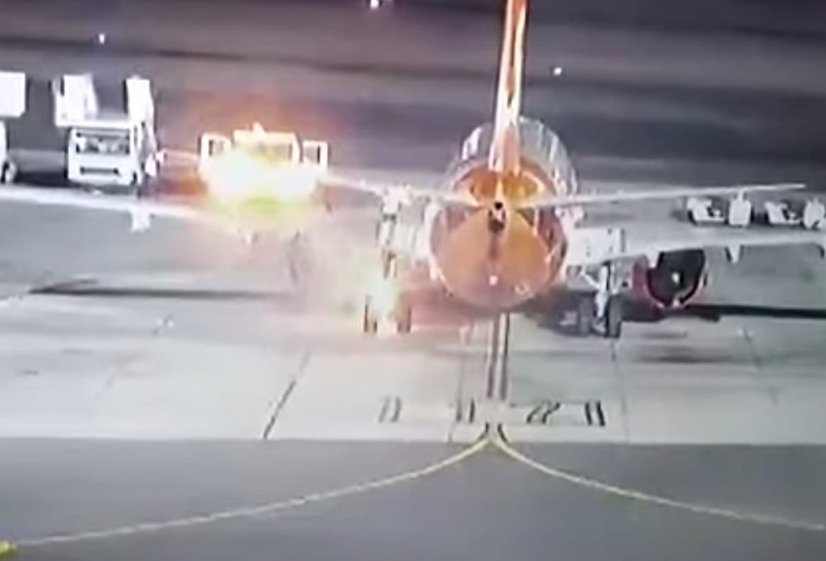 Sharm el-Sheikh, aereo prende fuoco ad un motore durante l'atterraggio VIDEO