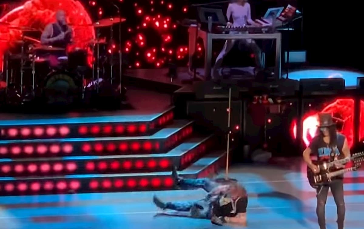 Axl Rose cade sul palco durante il concerto dei Guns n' Roses a Las Vegas VIDEO