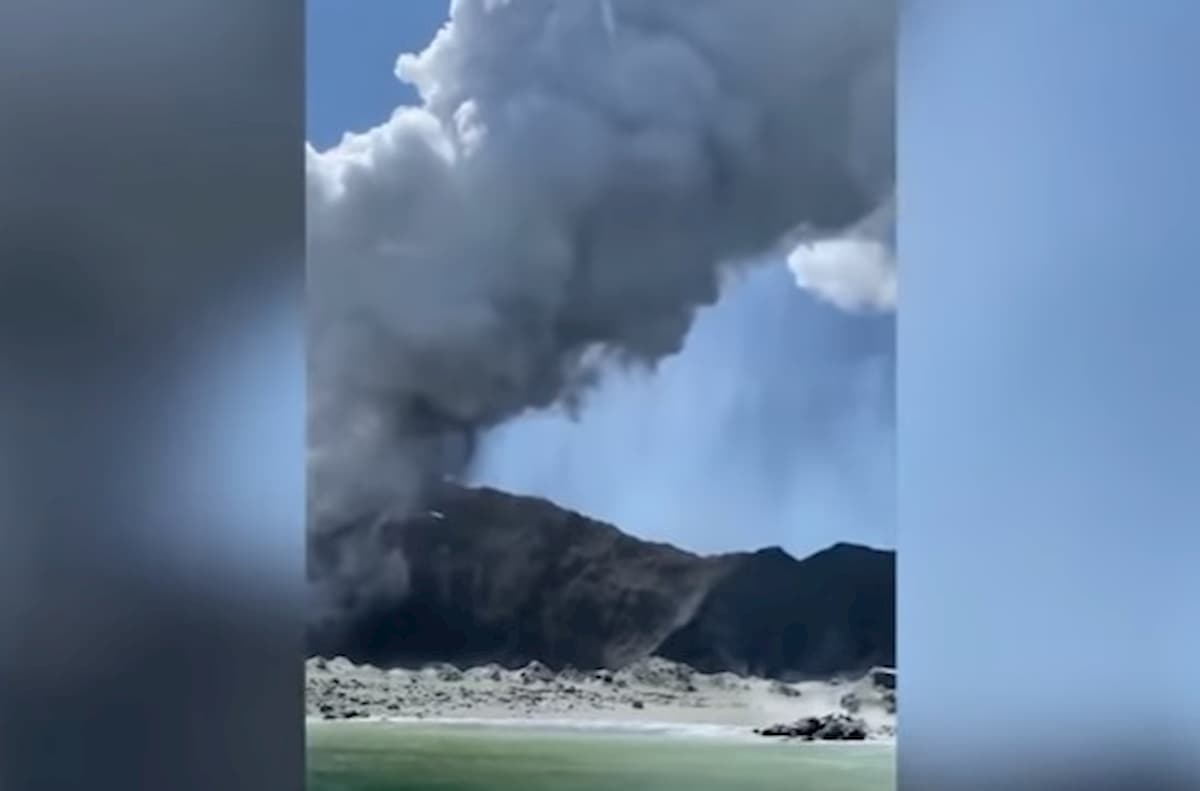 Nuova Zelanda, turisti sorpresi da eruzione vulcano Whakaari: un morto, altri dispersi