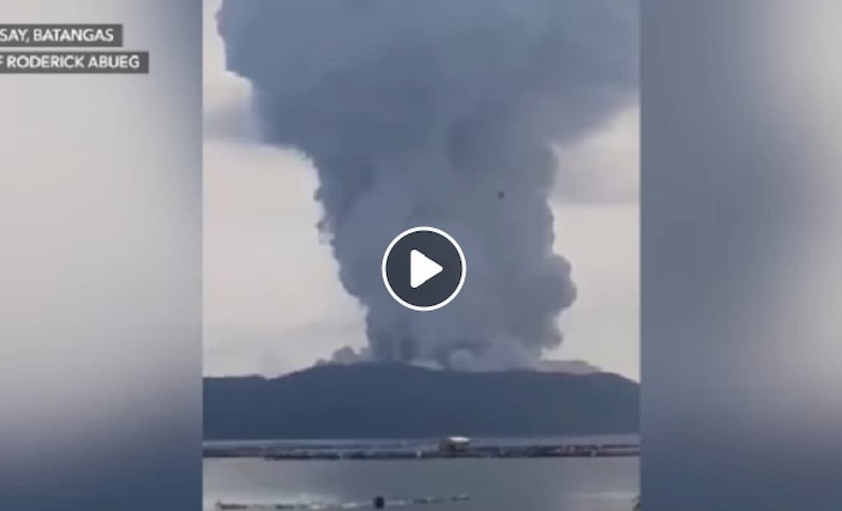 Filippine, vulcano Taal a rischio eruzione: fumo, fulmini, lava. In 10mila via da casa, fino a Manila YOUTUBE