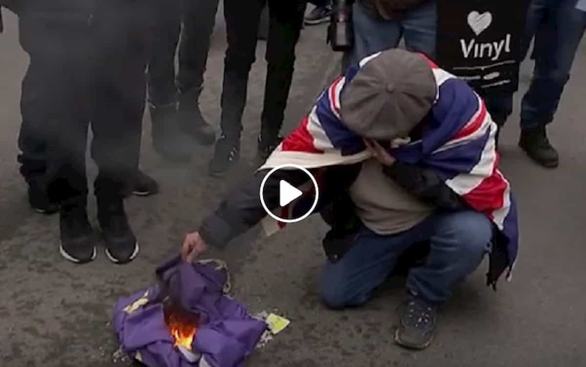 Bandiera Ue a fuoco a Londra: sono i sostenitori della Brexit contro i Remainers VIDEO