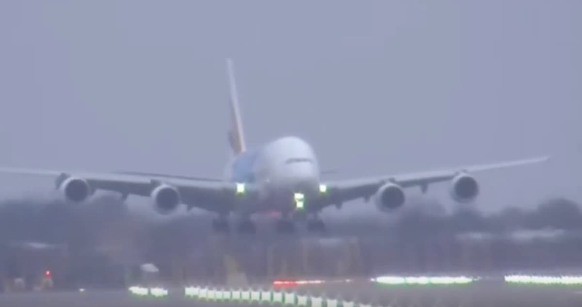Tempesta Dennis, all'aeroporto di Londra Heathrow aereo fatica ad atterrare per il vento VIDEO