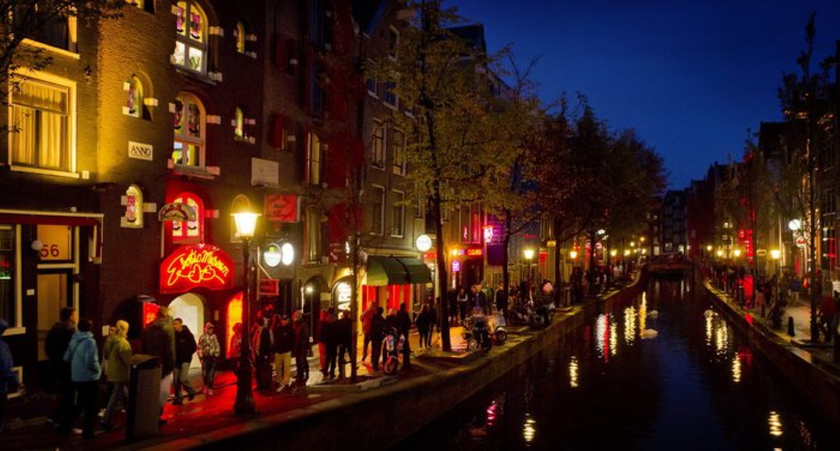 Amsterdam, quartiere a luci rosse via dal centro storico