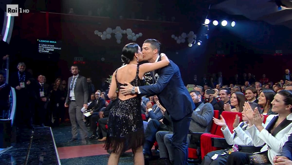 Sanremo 2020, Georgina Rodriguez balla il tango e poi bacia Cristiano Ronaldo