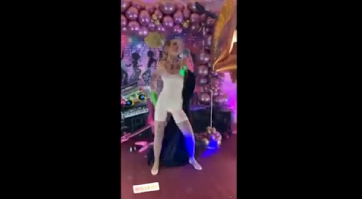 Ilary Blasi in versione Achille Lauro per la festa della sorella. Totti è Vasco