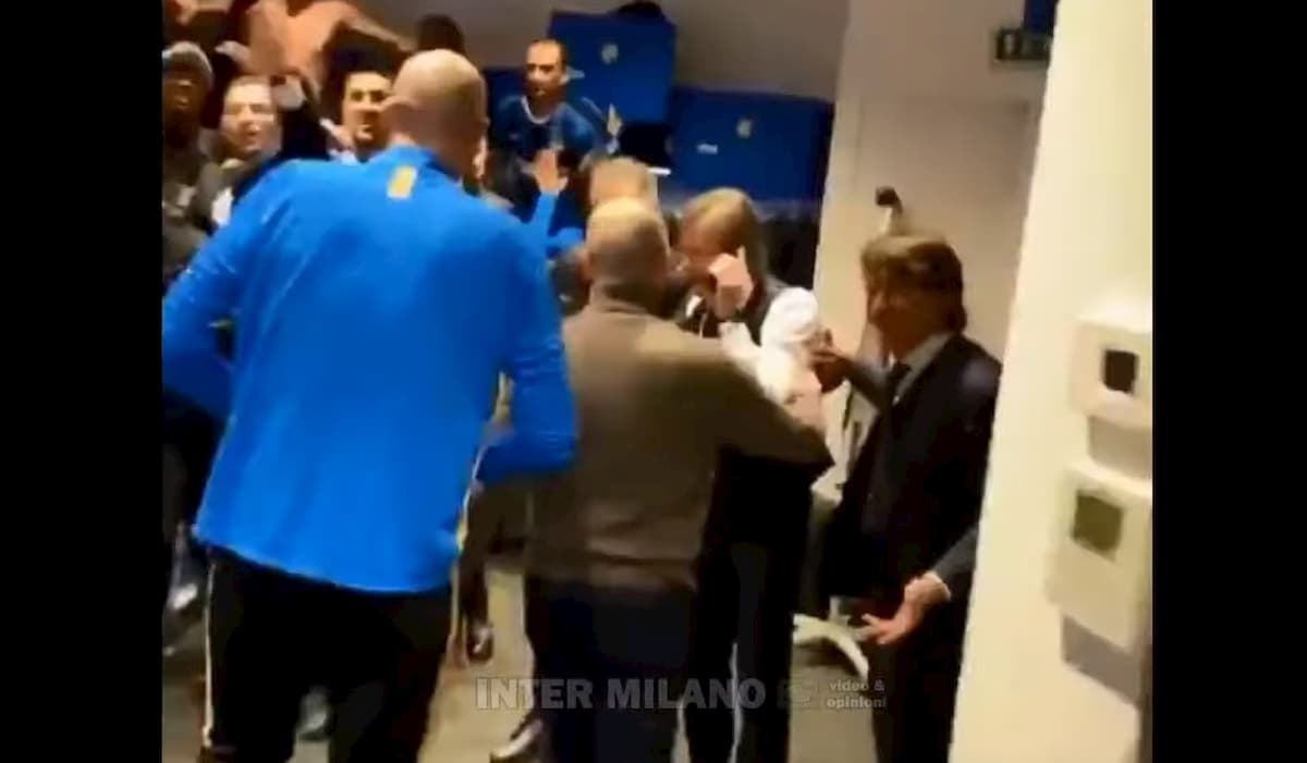 Inter, la festa negli spogliatoi dopo la vittoria col Milan: "Chi non salta rossonero è" VIDEO