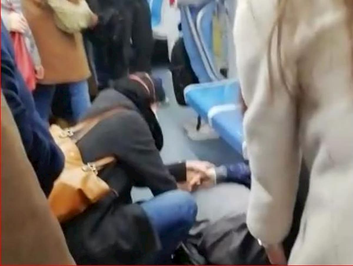 Coronavirus, uomo sviene sulla metro B a Roma: panico tra i passeggeri VIDEO