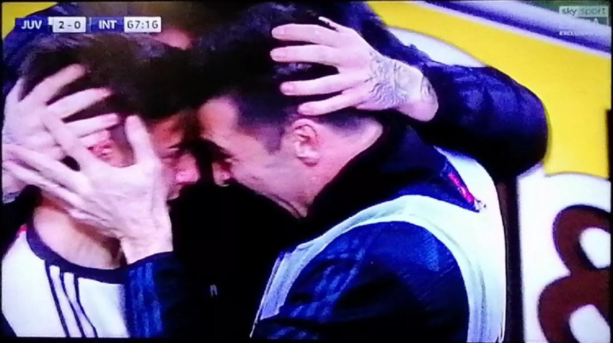 Dybala e Buffon esultano con baci e abbracci