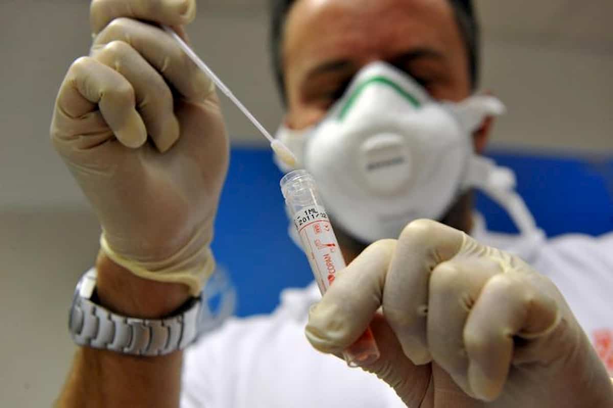 Coronavirus Italia, il più del contagio dagli asintomatici. Ma tampone per tutti è solo slogan
