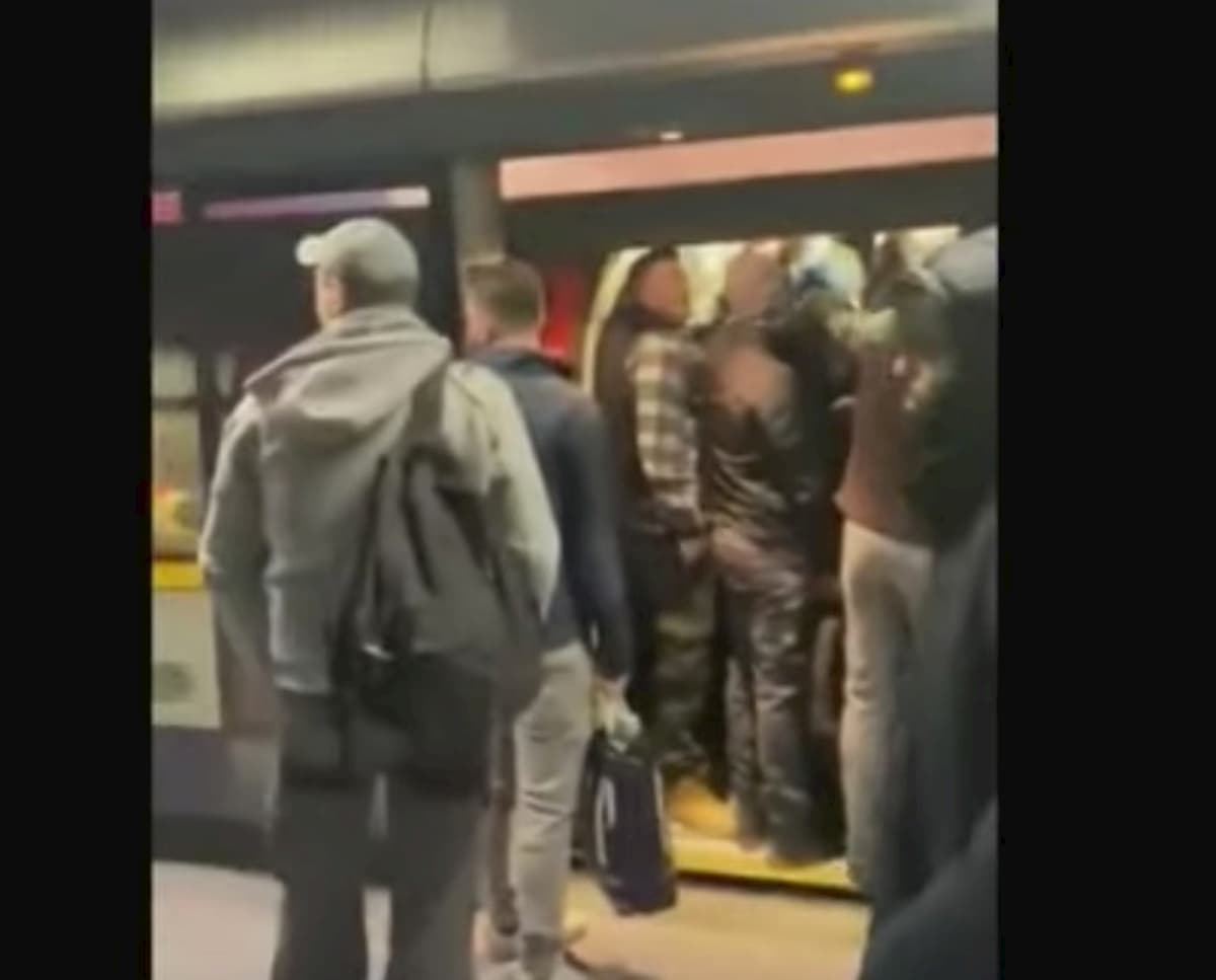 Coronavirus, Gran Bretagna in lockdown, ma la metro di Londra è piena VIDEO