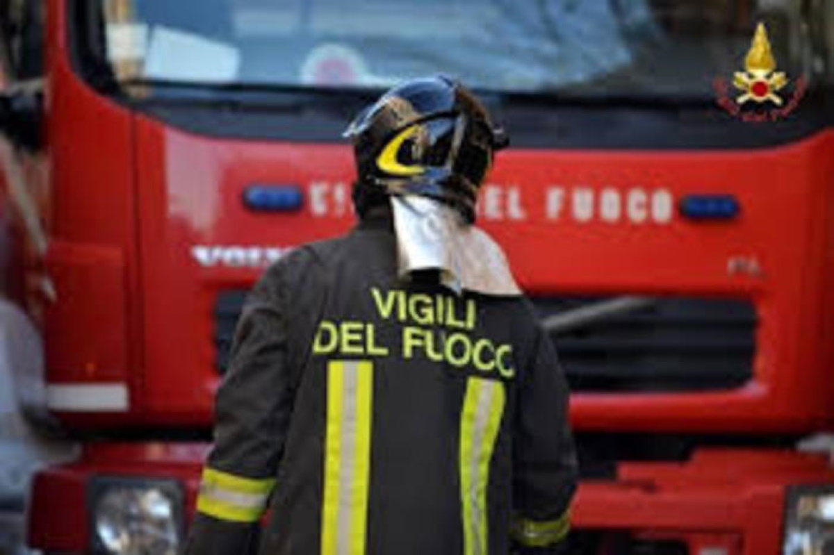 Ponteggio crolla nel quartiere Tuscolano a Roma: auto danneggiate